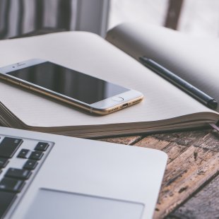 Notebook und Buch (c) 6689062 - pixabay.com.jpg