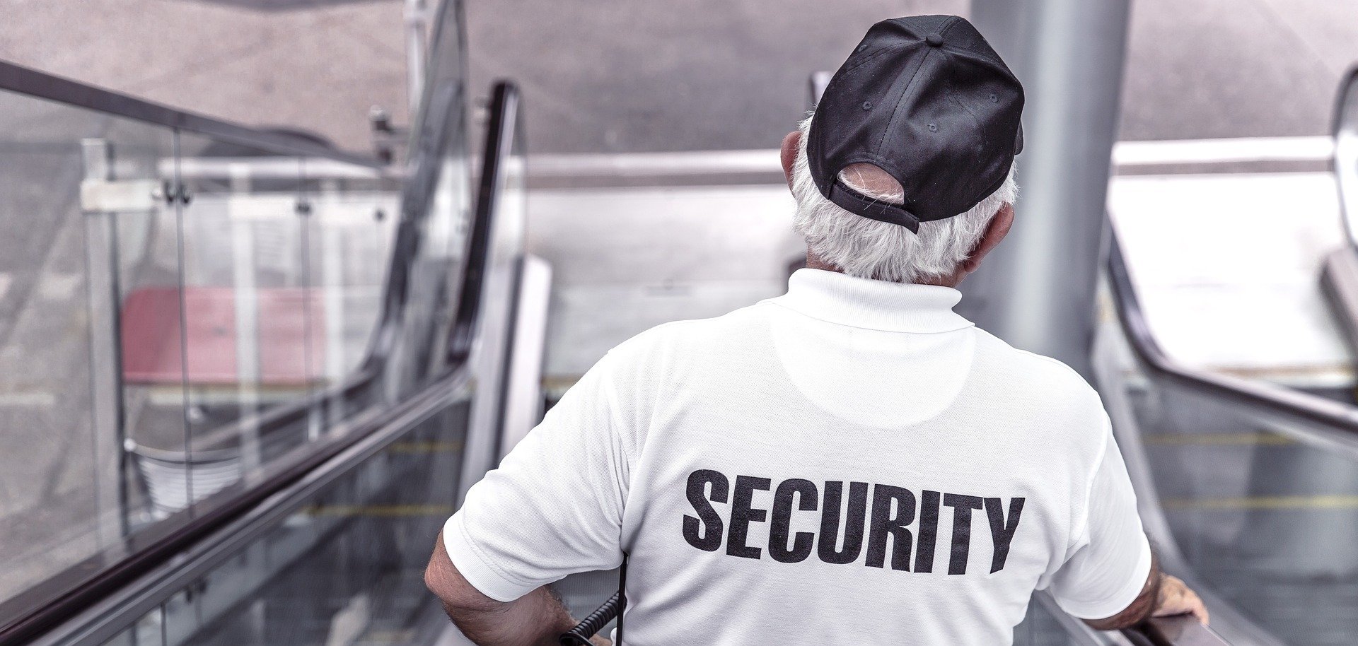 Security auf Rolltreppe