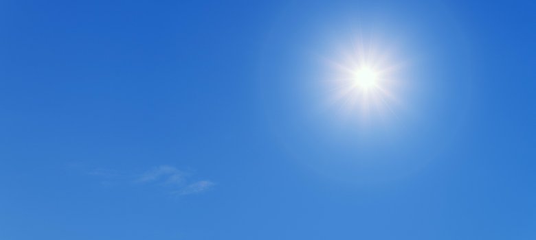 Sonne vor blauem Himmel