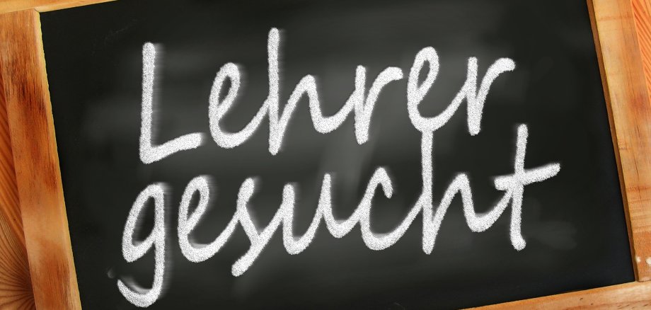 Tafelaufschrift Lehrer gesucht