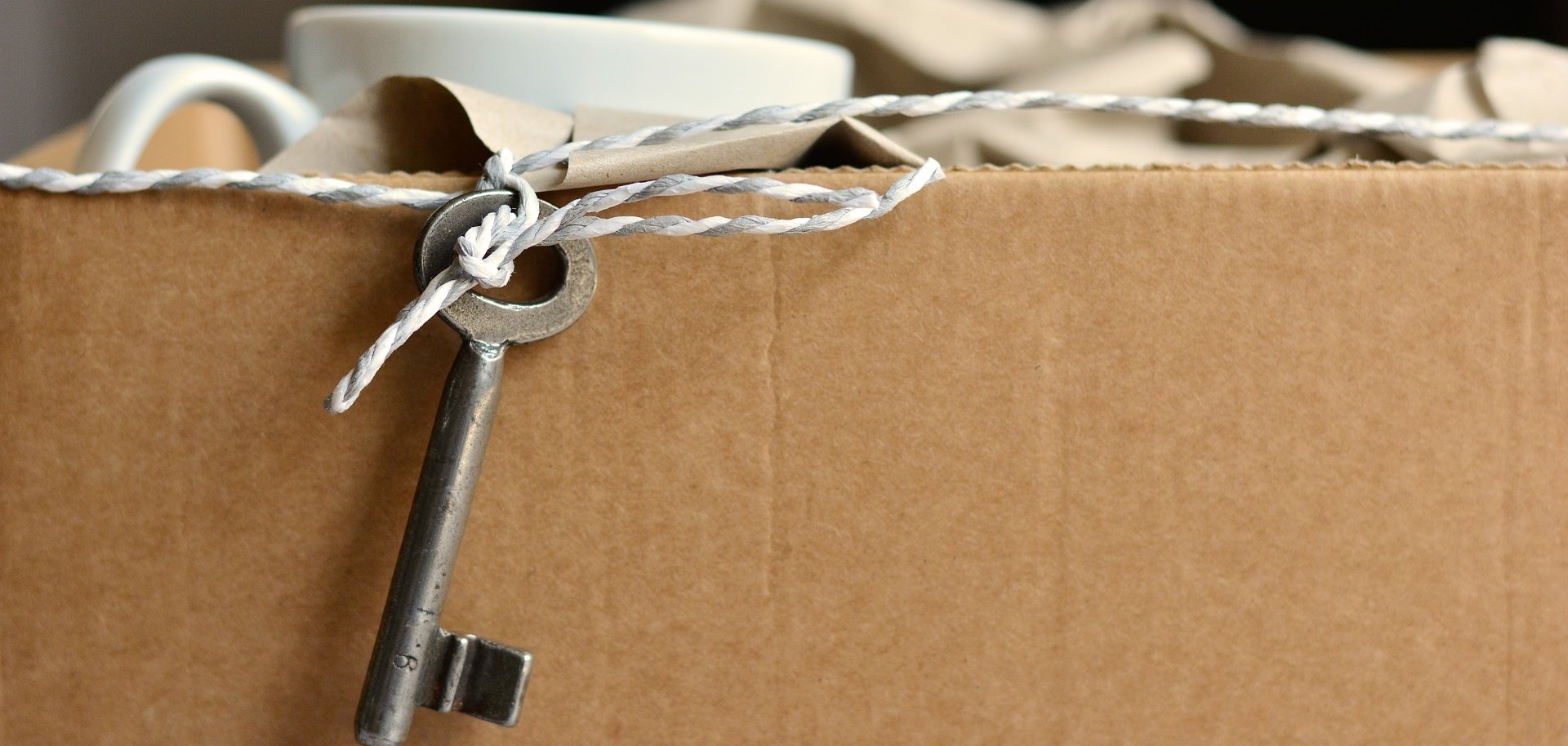 Umzugskarton mit Zimmerschlüssel