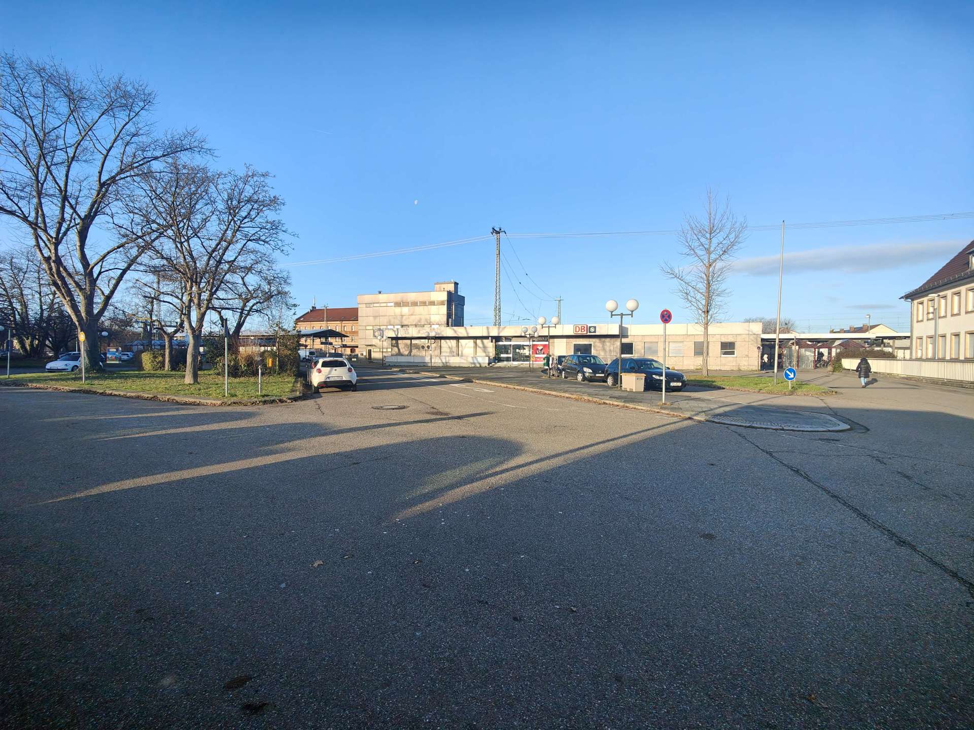 Bahnhofsvorplatz vor blauem Himmel