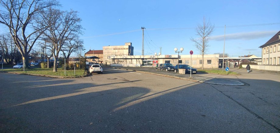 Bahnhofsvorplatz vor blauem Himmel