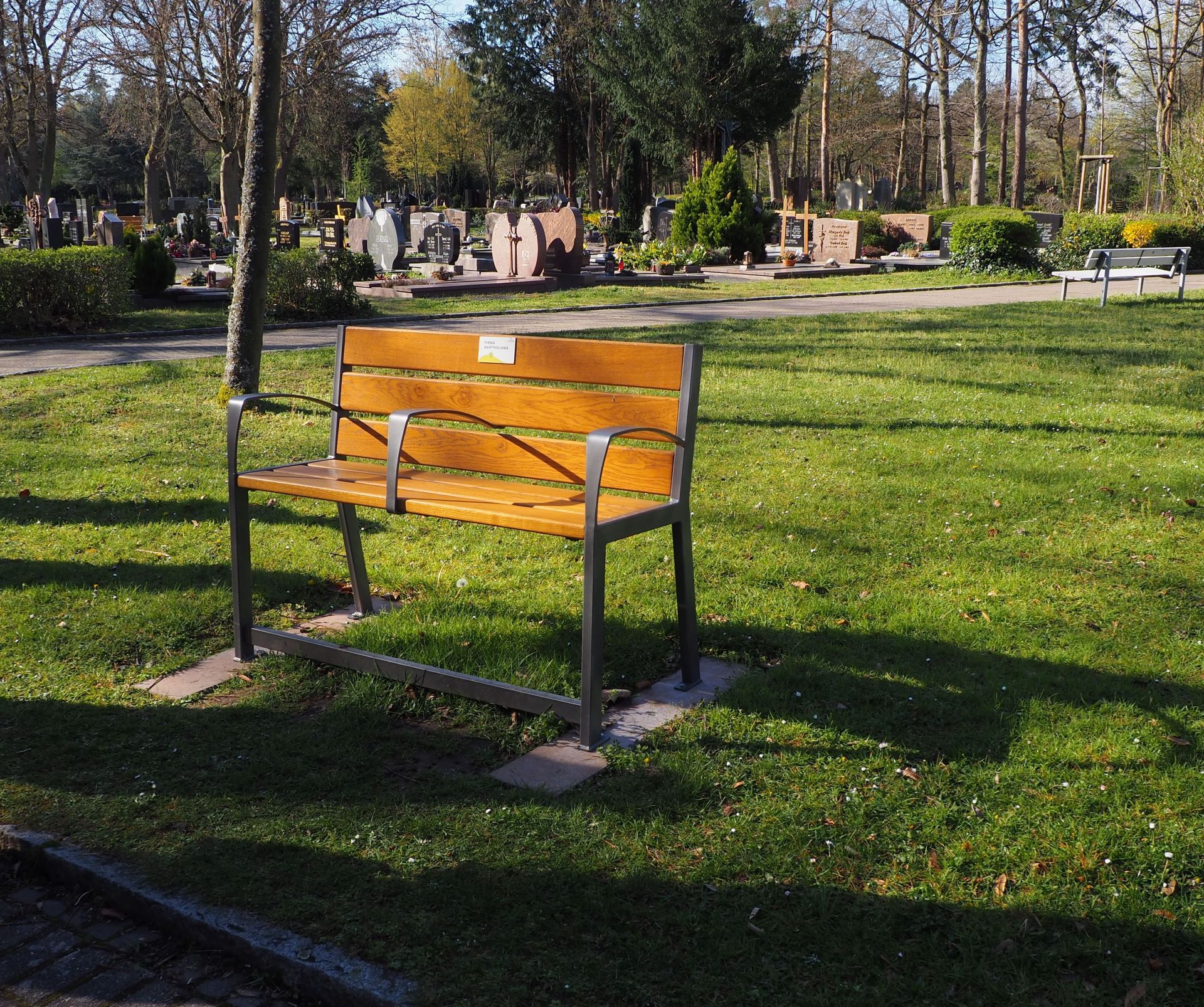 gespendete Sitzbank auf dem Friedhof gespendete Sitzbank auf dem Friedhof