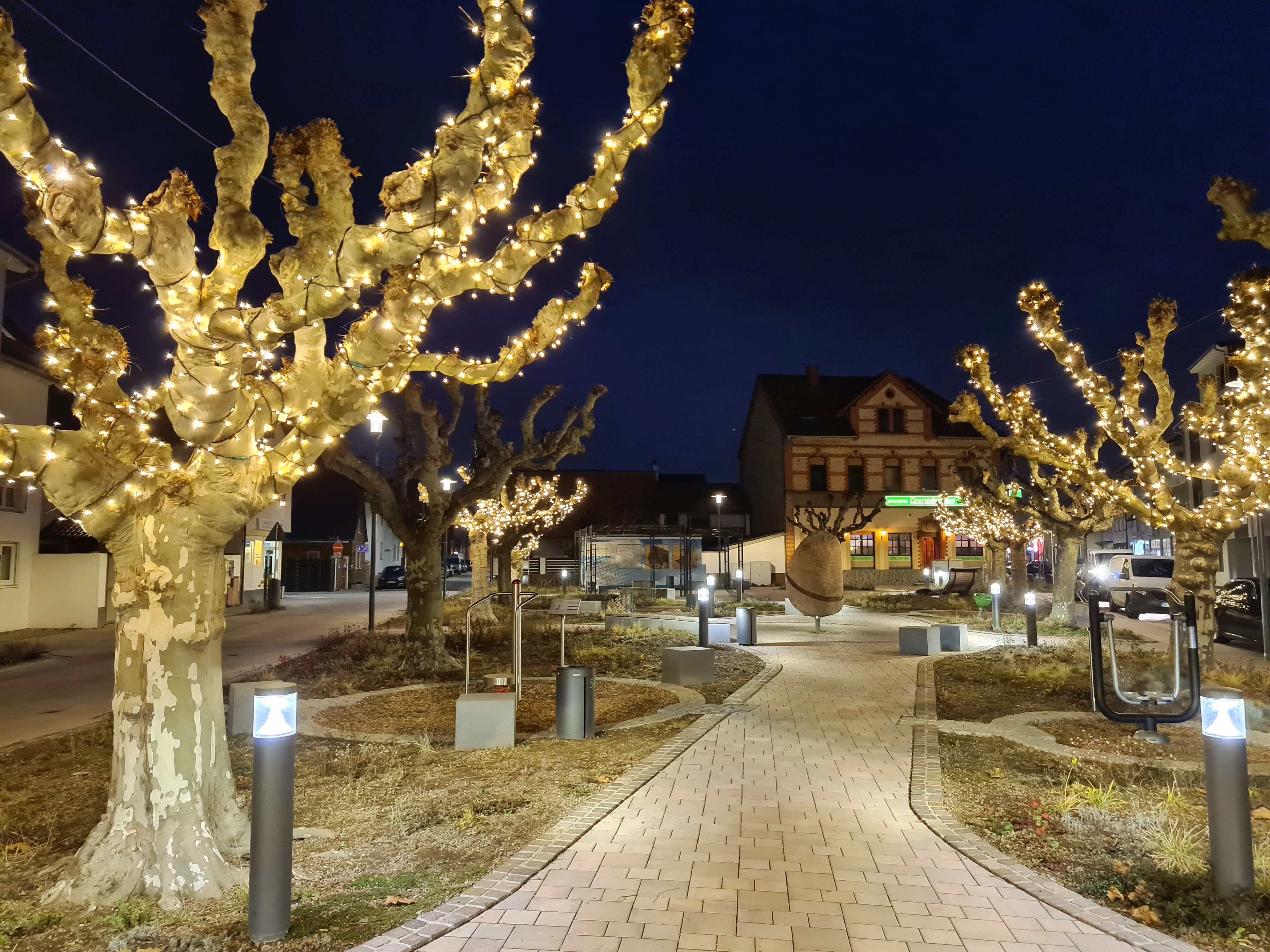 Kreuzplatz beleuchtet