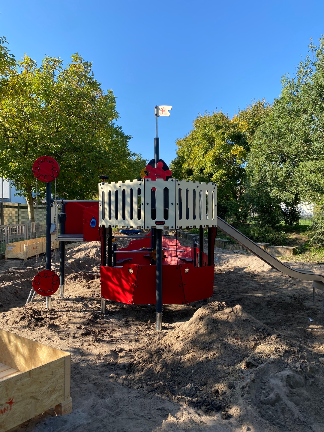 Klettergerüst in Form eines Piratenschiffes auf Spielplatz
