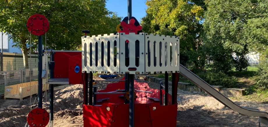 Klettergerüst in Form eines Piratenschiffes auf Spielplatz
