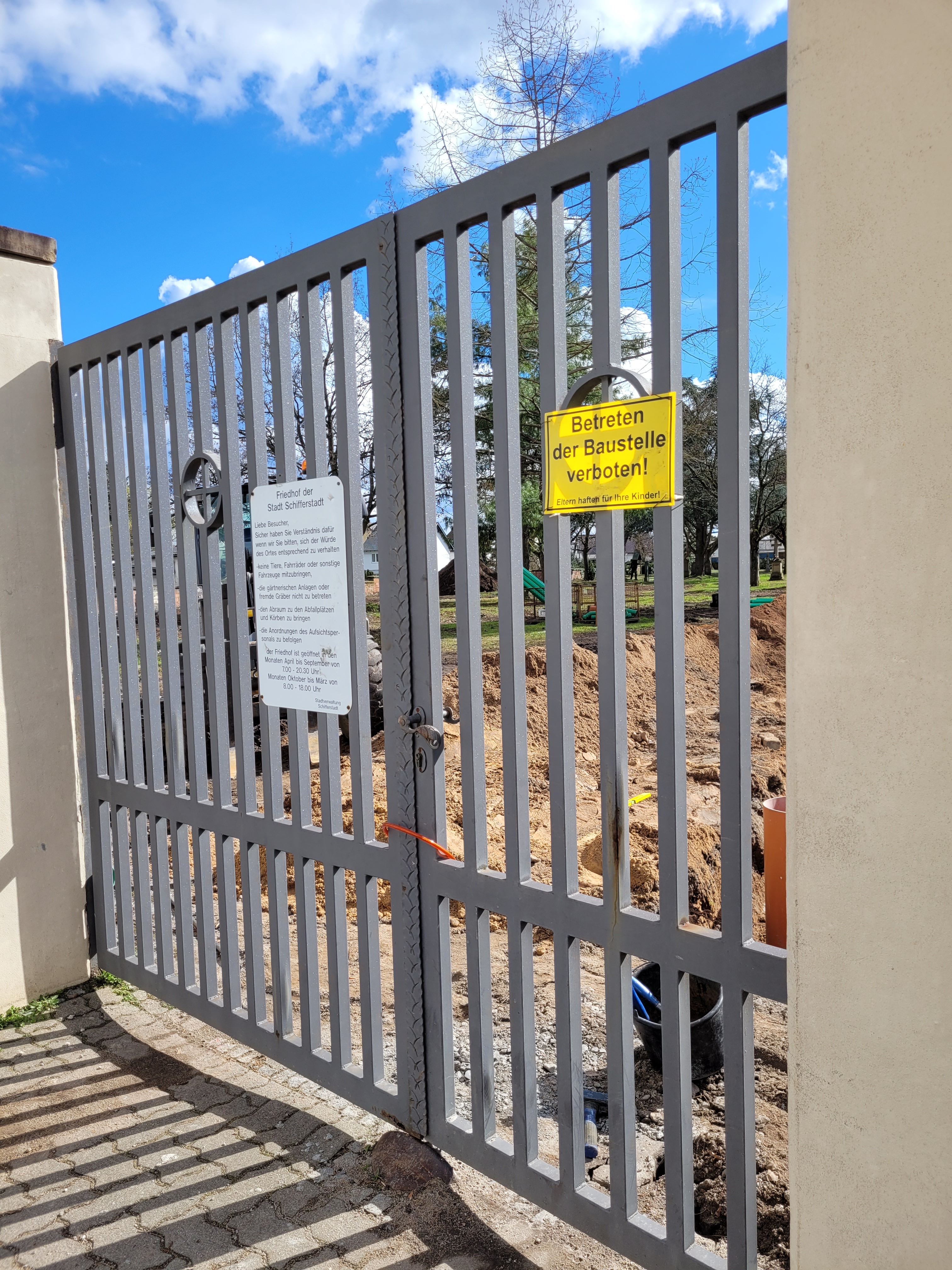 Blick durch einen Zaun