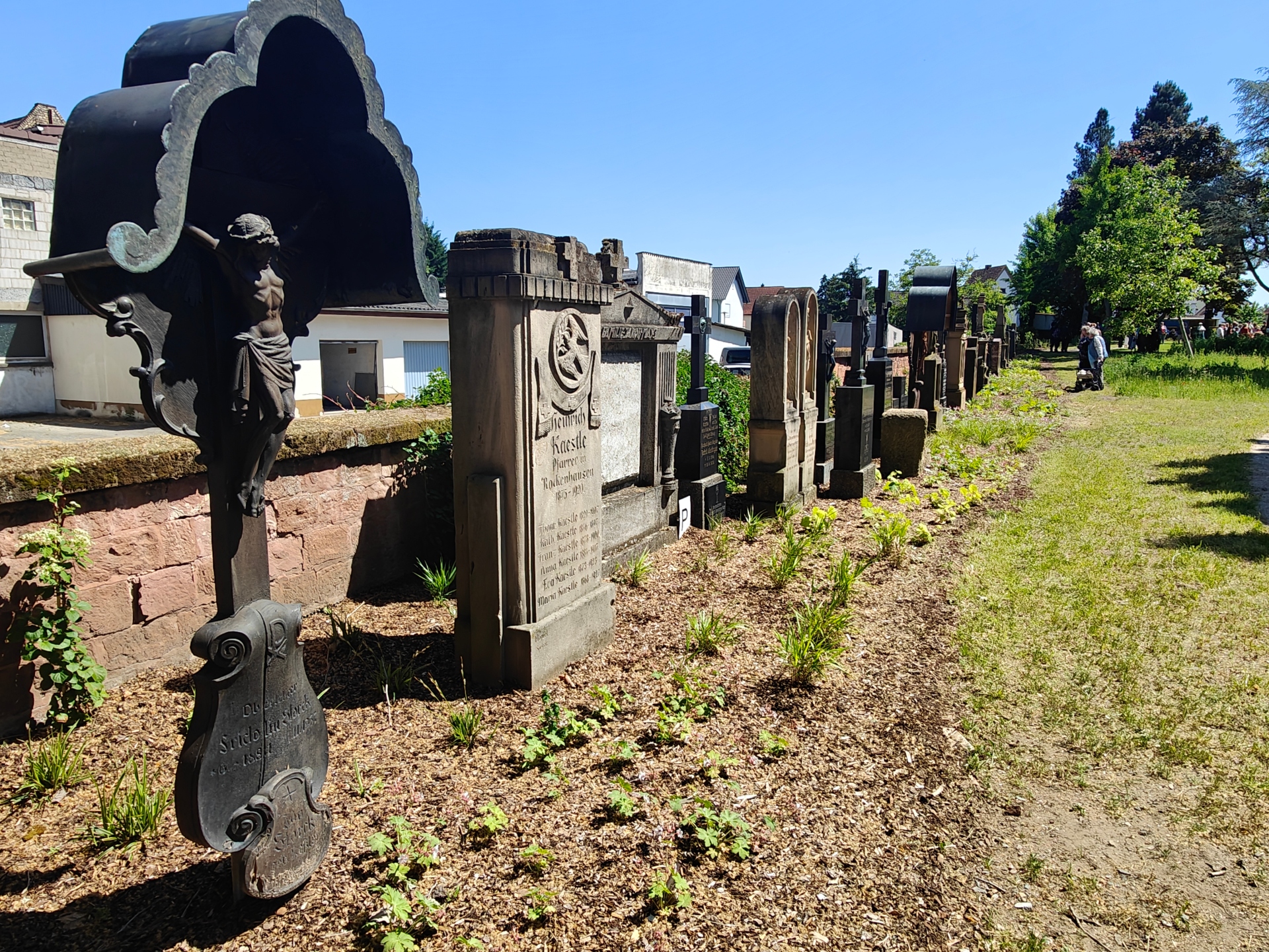 Grabsteine des ehemaligen Friedhofs im Stadtpark