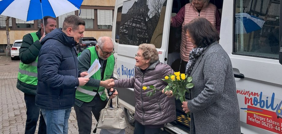 drei Männer und drei Frauen beim Ausstieg aus dem Bürgerbus