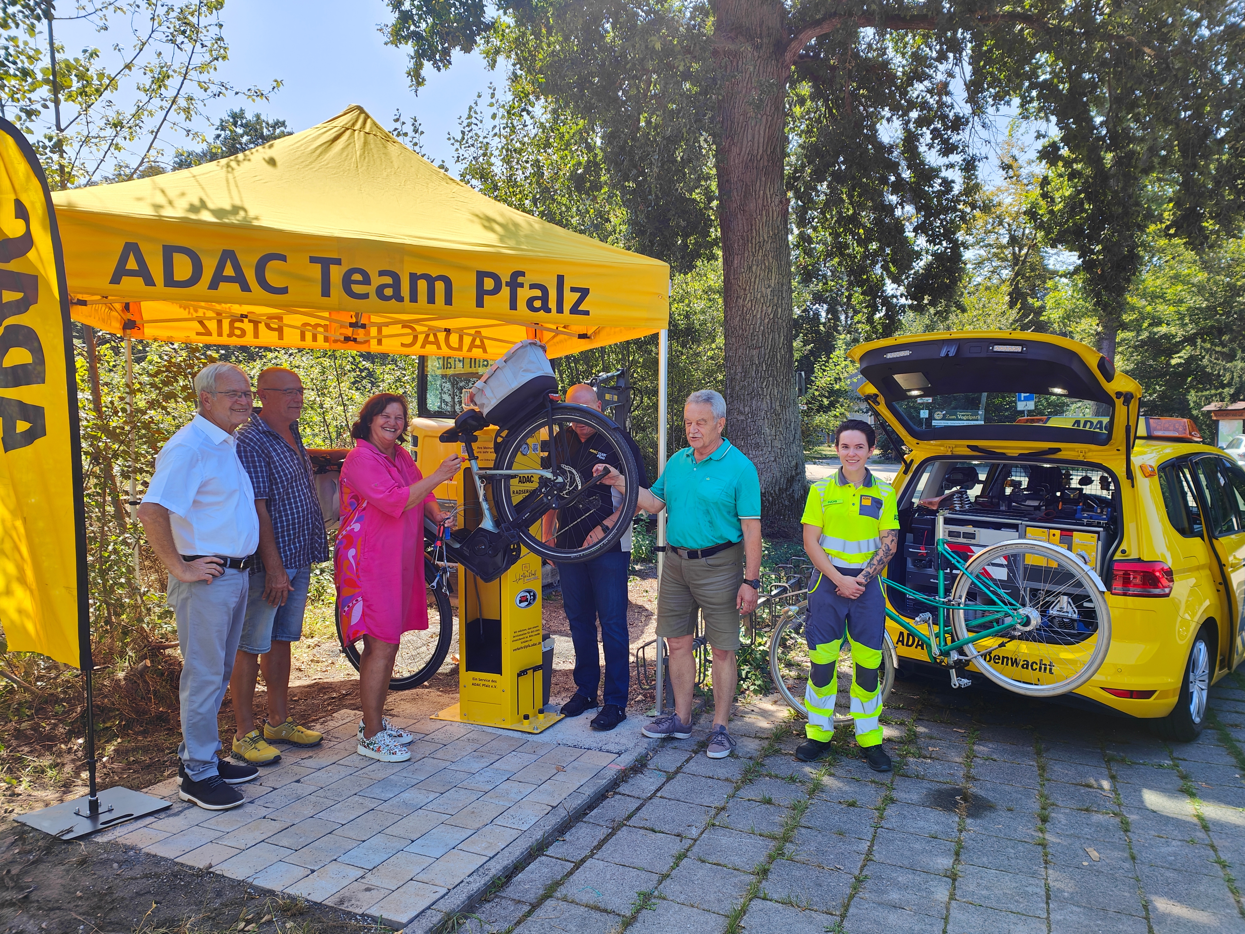 Personen vor Fahrrad-Reparatursäule