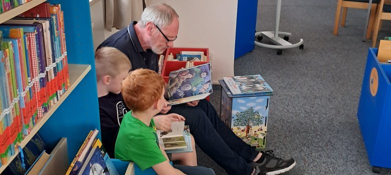 Thomas Freitag liest Kindern vor