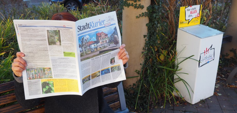 Frau Stadtkurier lesend