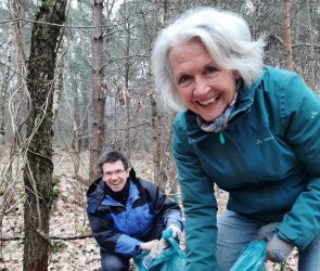 Erste Beig. Ulla Behrendt-Roden, Umweltbeauftragter Frank Schmitt beim Müllsammeln im Wald