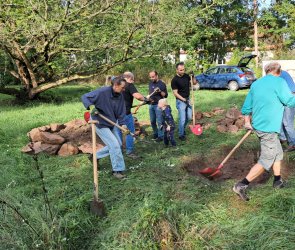 Ehrenamtliche beim anlegen eines Beets