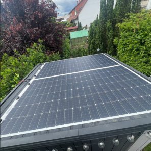 Kleine Solaranlage auf dem Dach eines Gartenhäuschens
