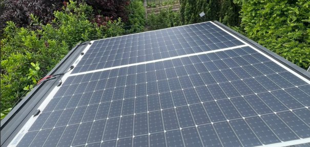 Kleine Solaranlage auf dem Dach eines Gartenhäuschens