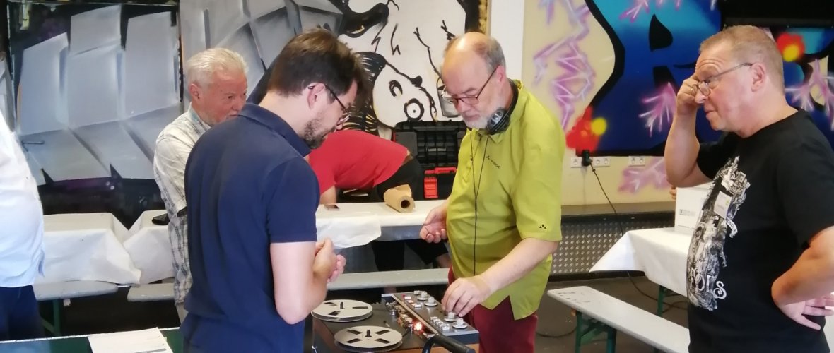 Teilnehmende arbeiten im RepairCafé 