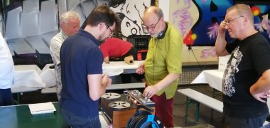 Teilnehmende arbeiten im RepairCafé