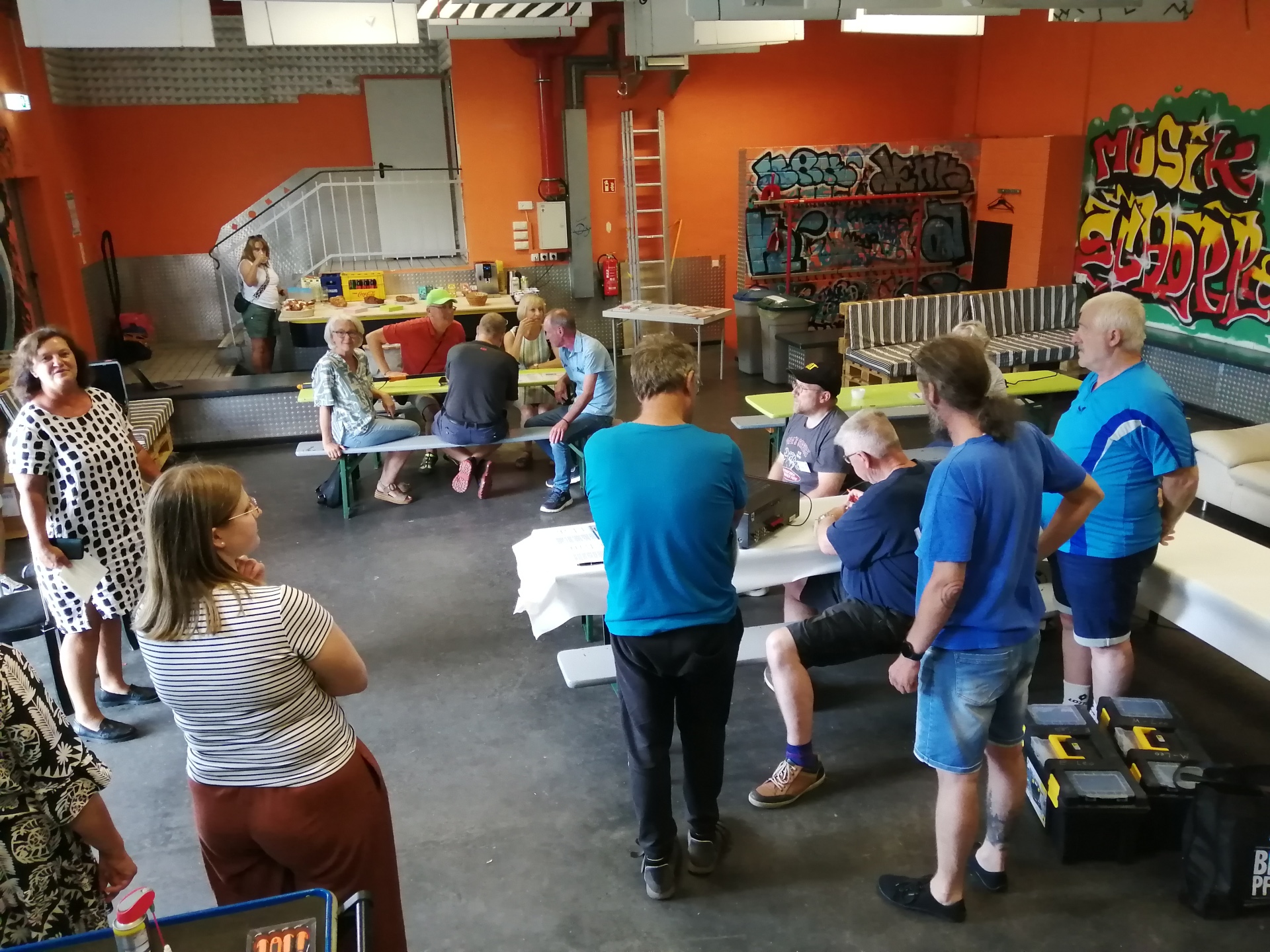 Teilnehmende arbeiten im RepairCafé