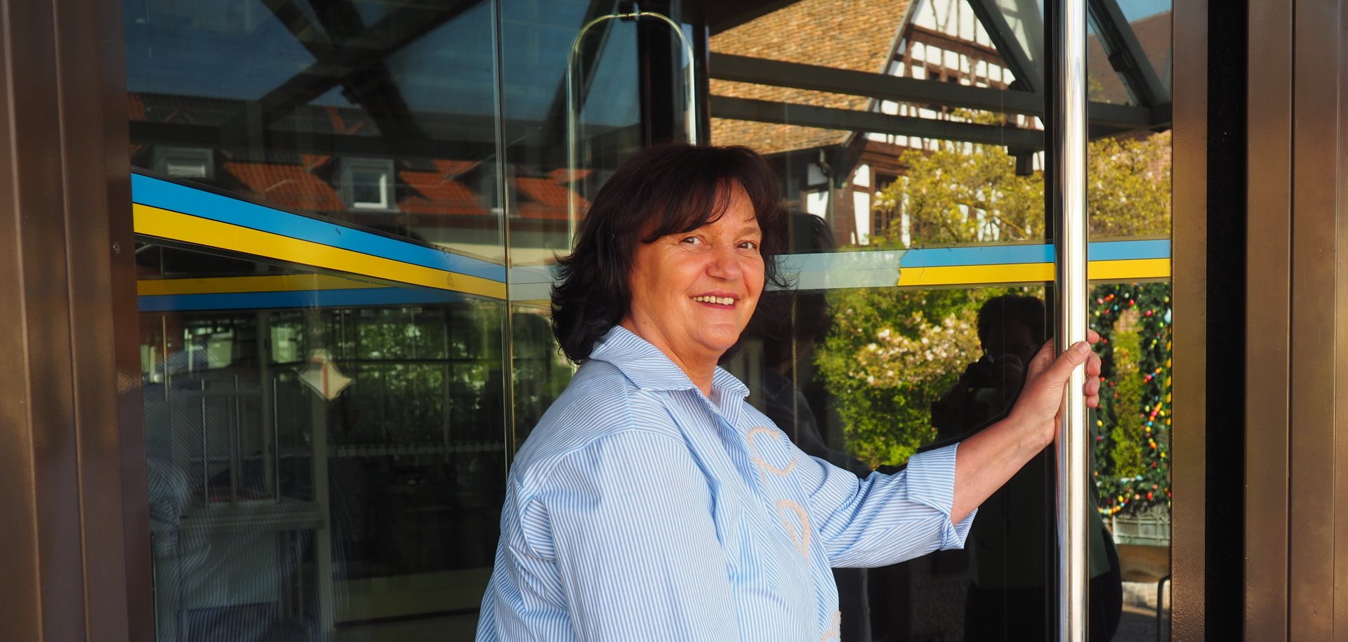 Bürgermeisterin Ilona Volk an der Drehtür
