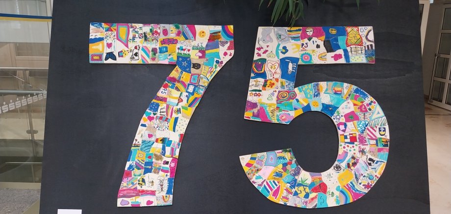 Buntes Puzzle in form einer 7 und 5 auf schwarzem Hintergrund