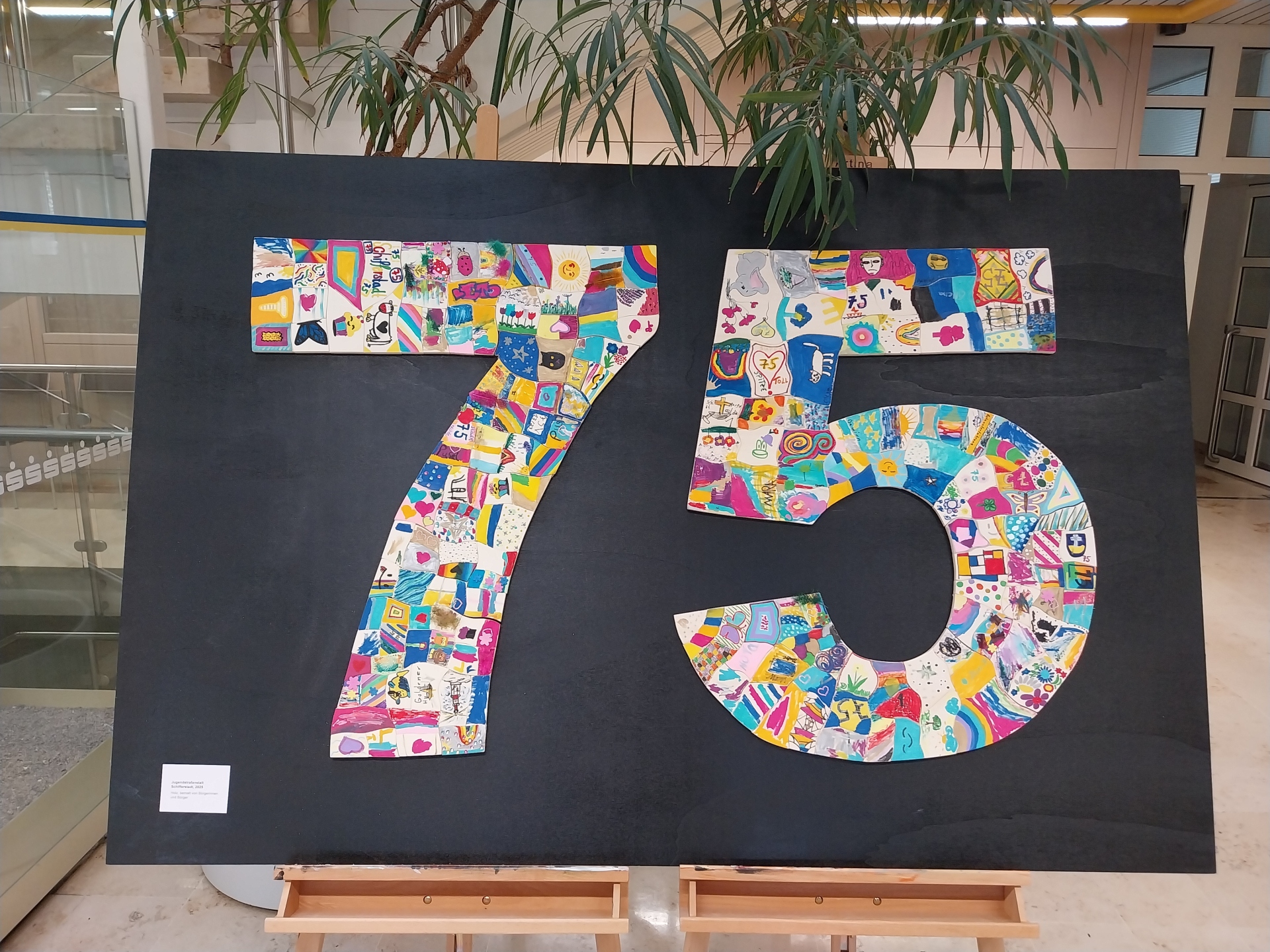 Buntes Puzzle in form einer 7 und 5 auf schwarzem Hintergrund