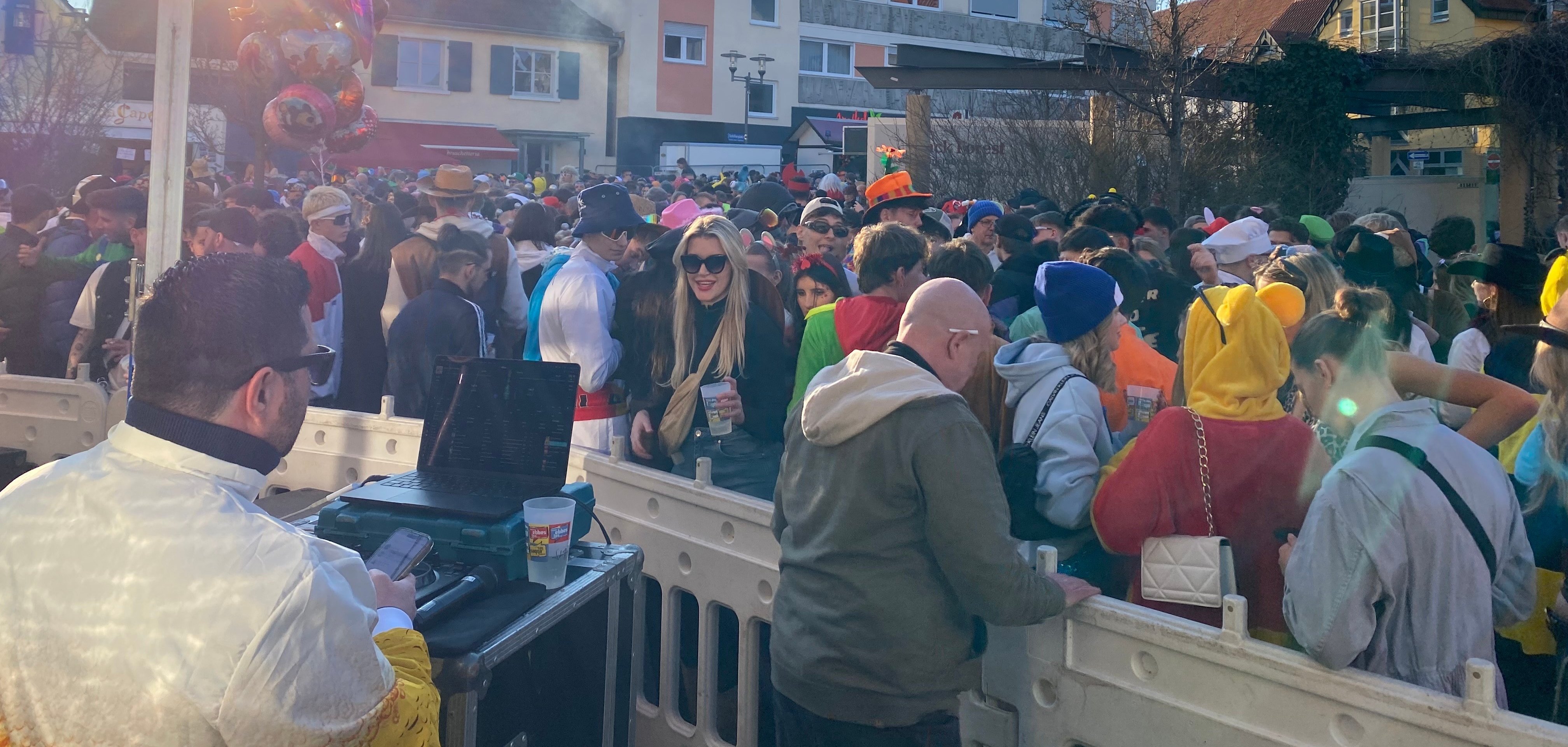 Viele Menschen in Kostümen feiern Fasching auf dem Schillerplatz