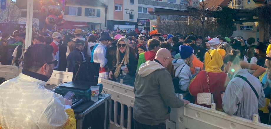 Viele Menschen in Kostümen feiern Fasching auf dem Schillerplatz
