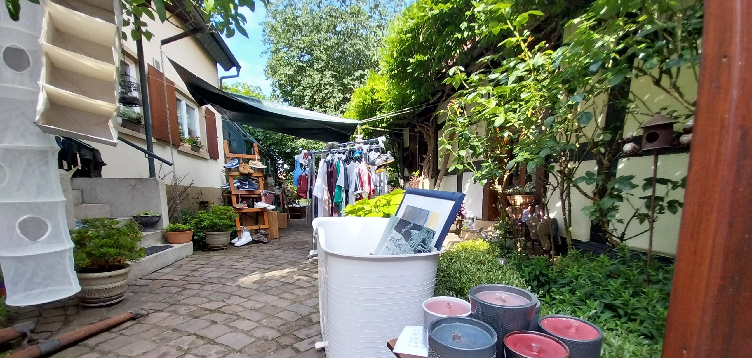 Grüne Oase im Hof beim Flohmarkt
