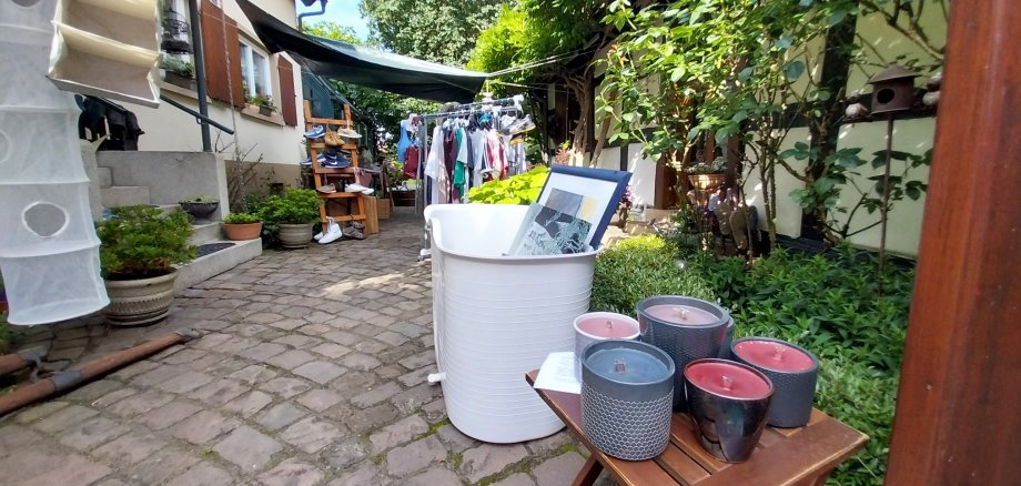 Grüne Oase im Hof beim Flohmarkt