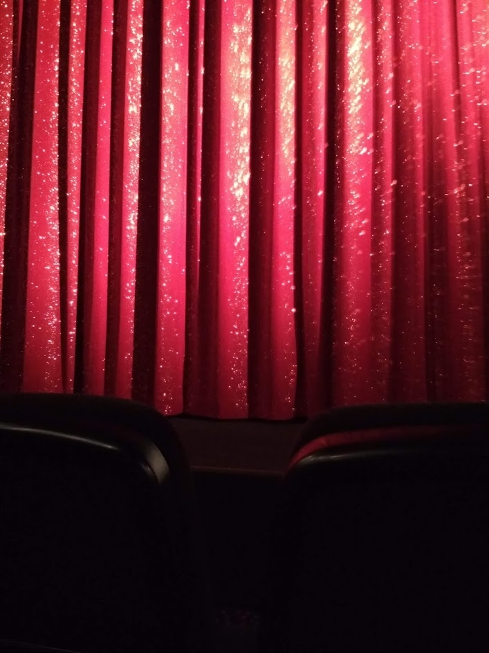 Roter langer Vorhang mit Glitzer