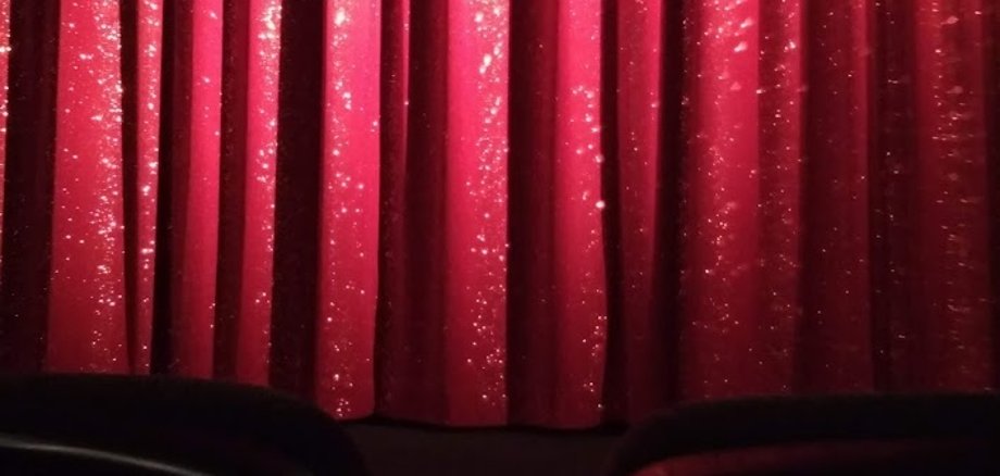Roter langer Vorhang mit Glitzer