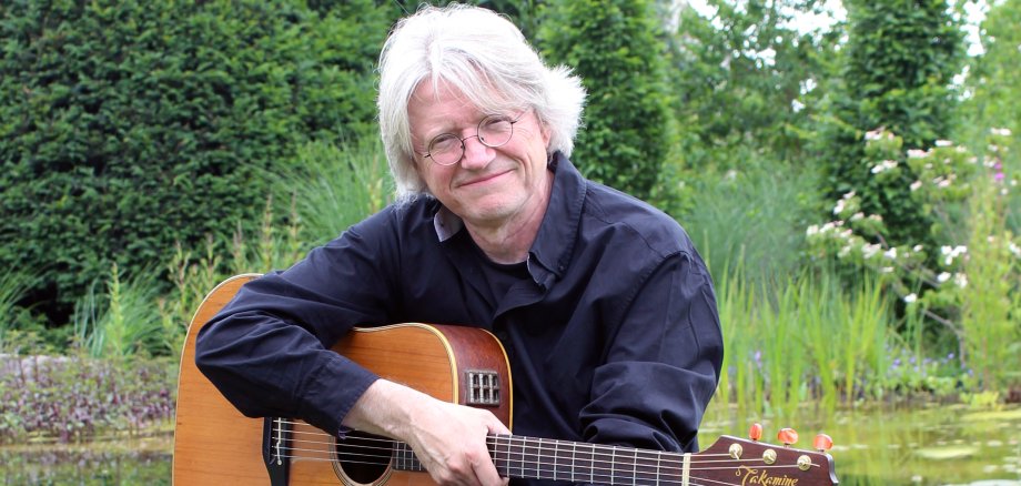 Manfred Pohlmann mit Gitarre