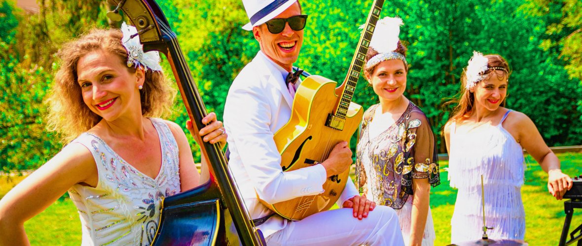 Frauen und Männer mit Instrumenten