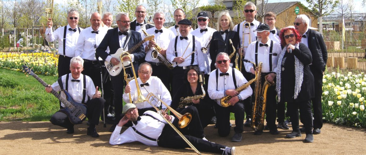 Männer und Frauen mit Instrumenten
