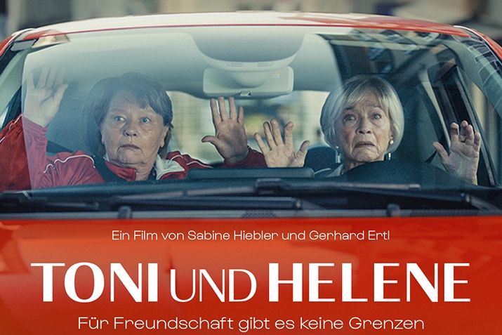 zwei Frauen in einem Auto mit überraschtem Gesichtsausdruck