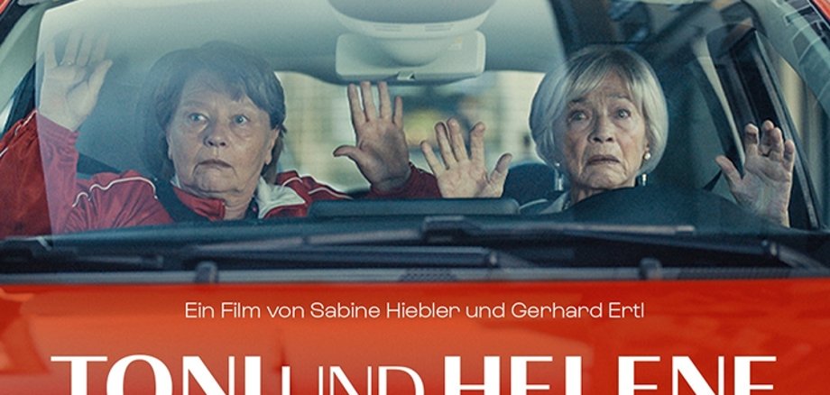 zwei Frauen in einem Auto mit überraschtem Gesichtsausdruck