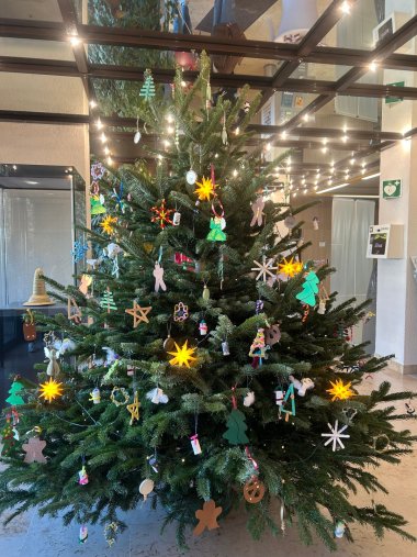 geschmückter Weihnachtsbaum im Foyer