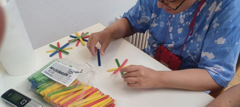 Basteln im Wohnheim Lebenshilfe für Rathausweihnachtsbaum Basteln im Wohnheim Lebenshilfe für Rathausweihnachtsbaum