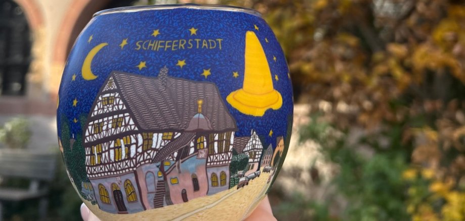 Leuchtglas mit Schifferstadt Motiv: Altes Rathaus bei Nacht
