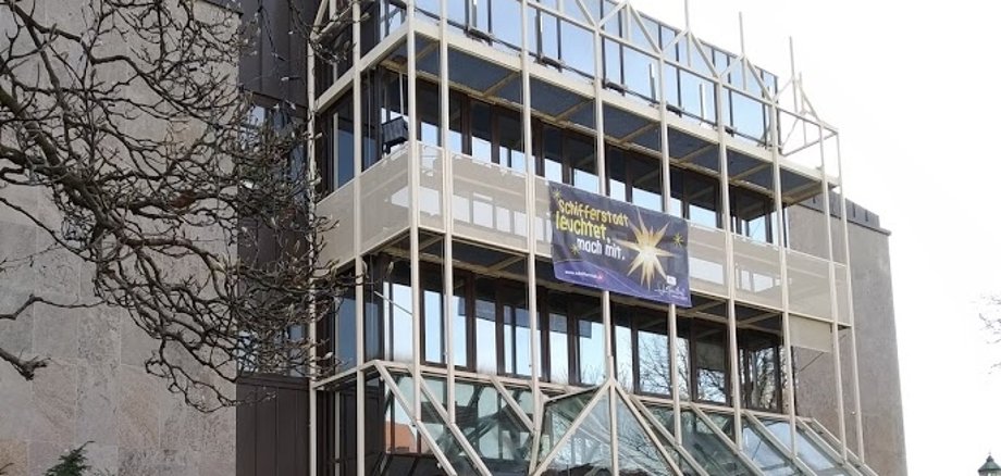 Rathaus im Winter ohne Schnee