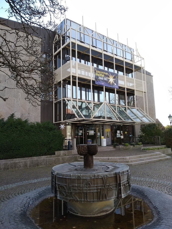 Rathaus im Winter ohne Schnee