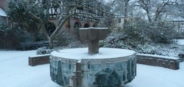 Brunnen im Winter