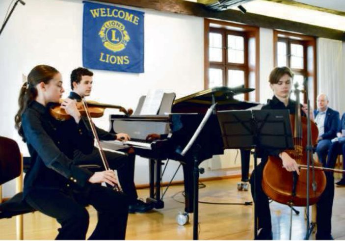 Jugendliche, die mit Streichinstrumenten Musik machen.