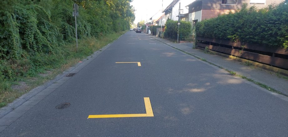 Straße mit Markierungen