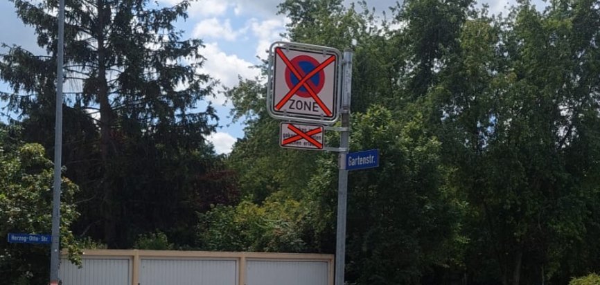 Verkehrsschilder, die abgeklebt sind