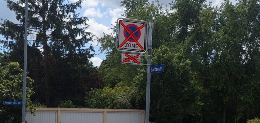 Verkehrsschilder, die abgeklebt sind
