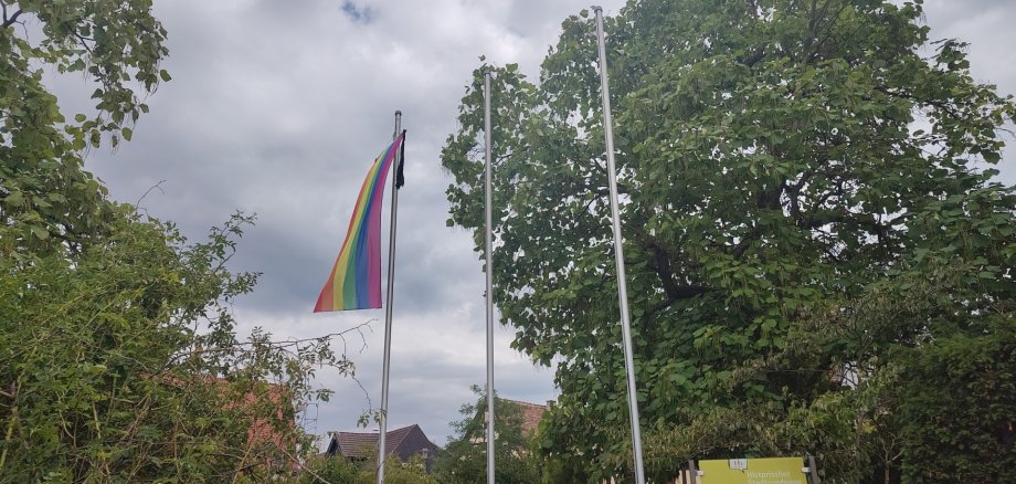 Regenbogenfahne mit Trauerbeflaggung