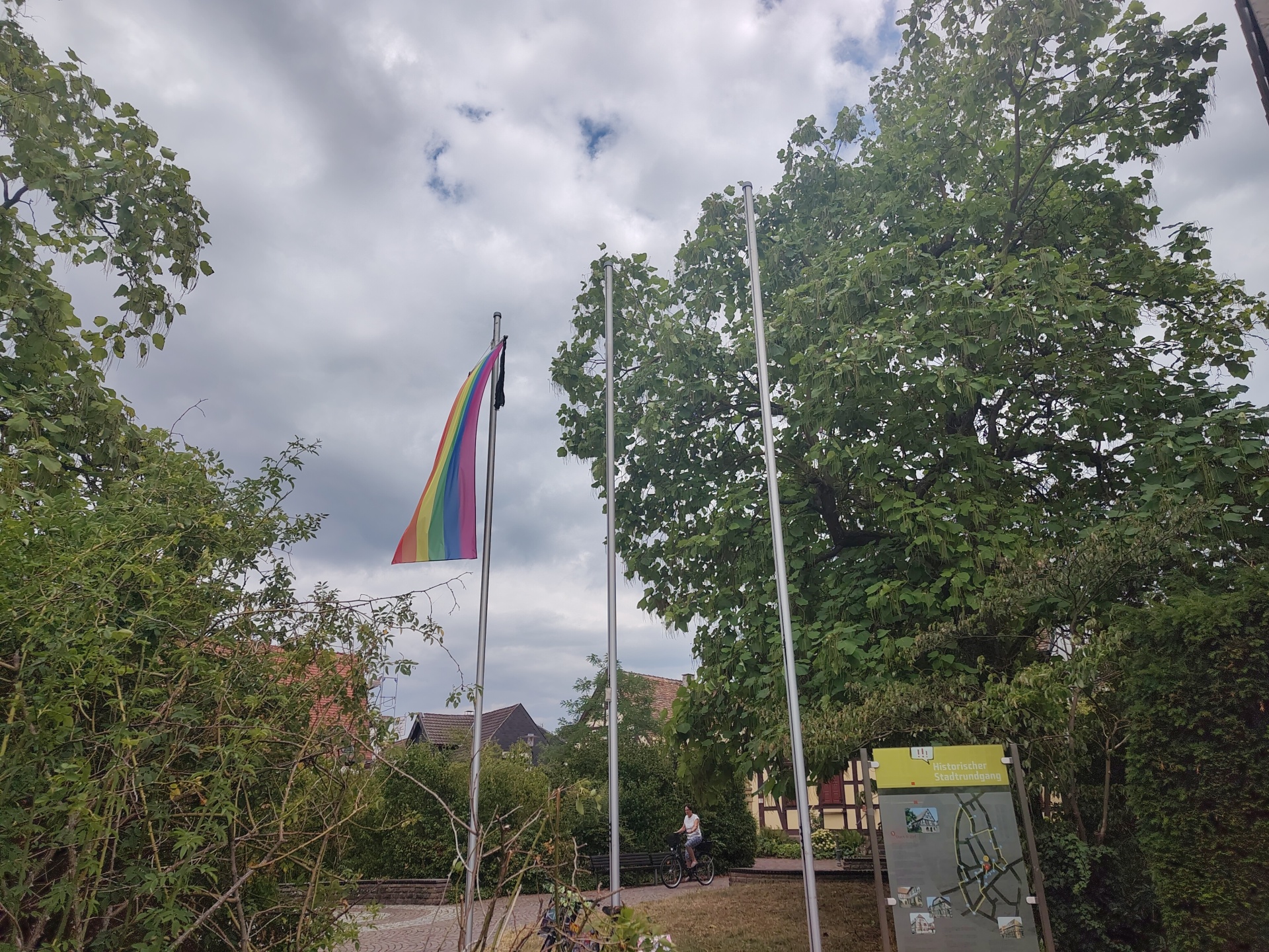 Regenbogenfahne mit Trauerbeflaggung